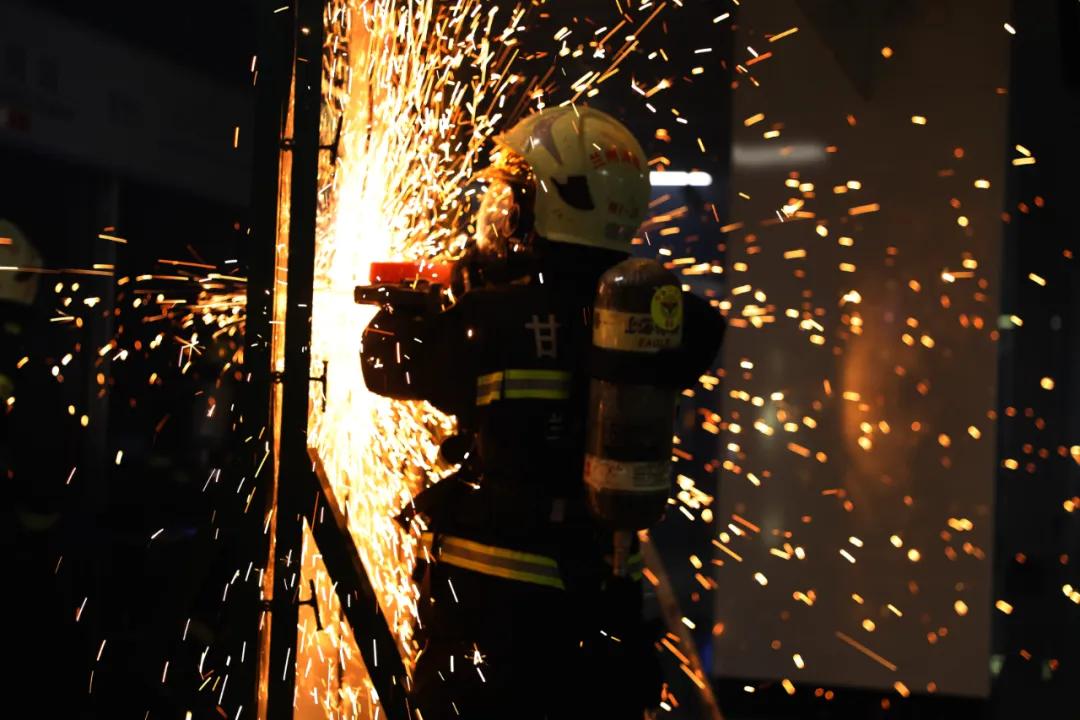 消防員在滅火搶險救援中的自我防護(hù)